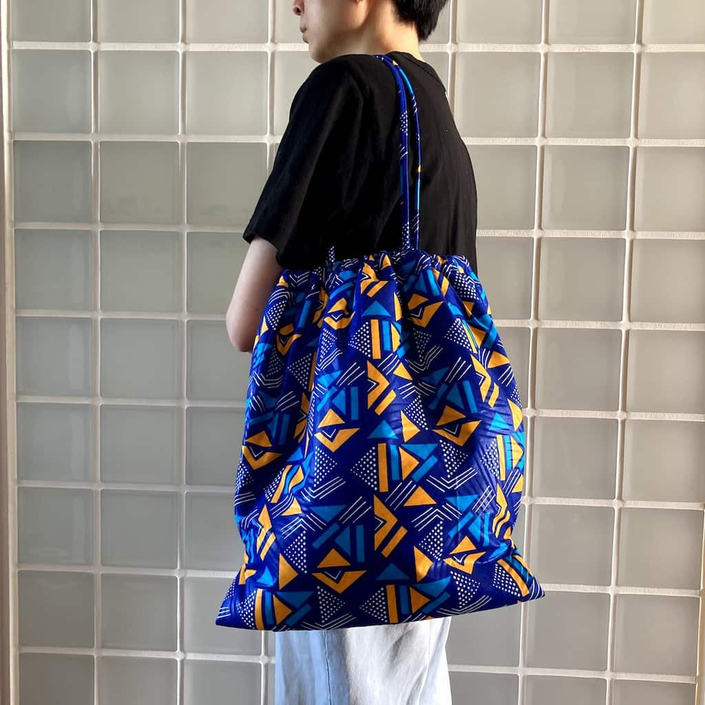 ワックスプリント巾着型バッグ - BLUE/YELLOW GEOMETRIC - Borderless Creations